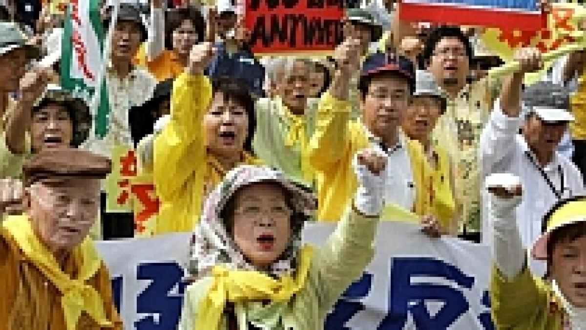 Japonia: Baza SUA rămâne în Okinawa- premierul îşi cere scuze populaţiei
