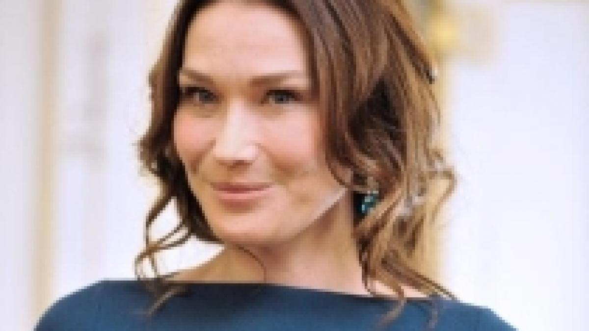 Carla Bruni traduce ?Mă exciţi foarte tare? în mai multe limbi - VIDEO