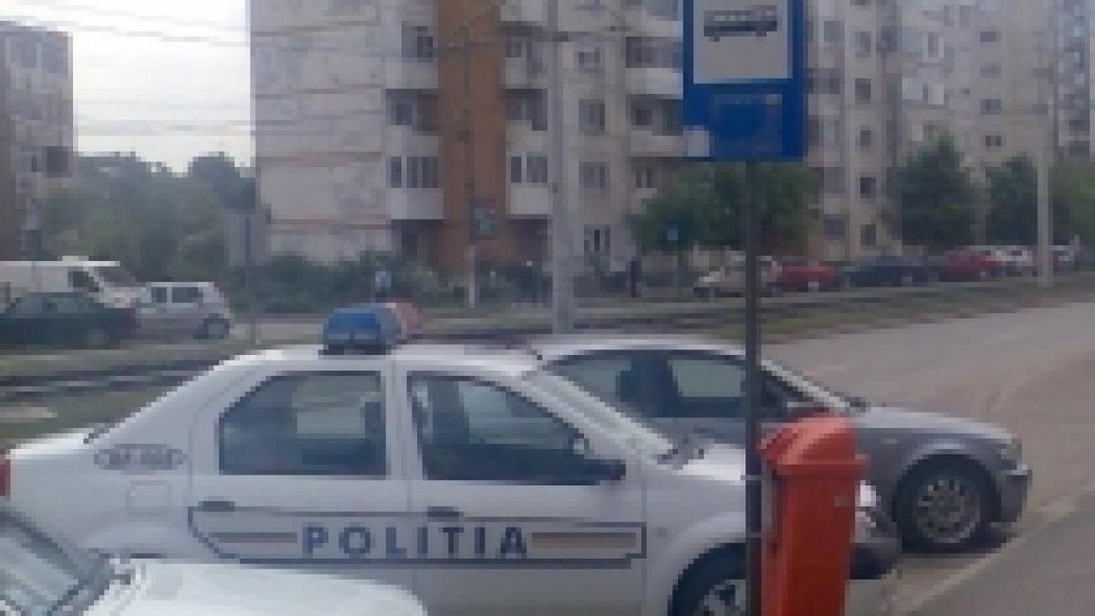 Cum parchează poliţiştii în Arad? În staţia de autobuz, evident (FOTO)