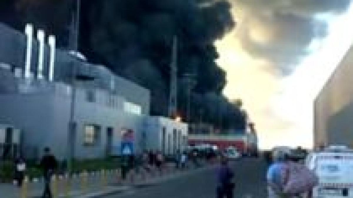 Incendiu puternic la complexul Dragonul Roşu din Capitală: Un pompier a murit (VIDEO)