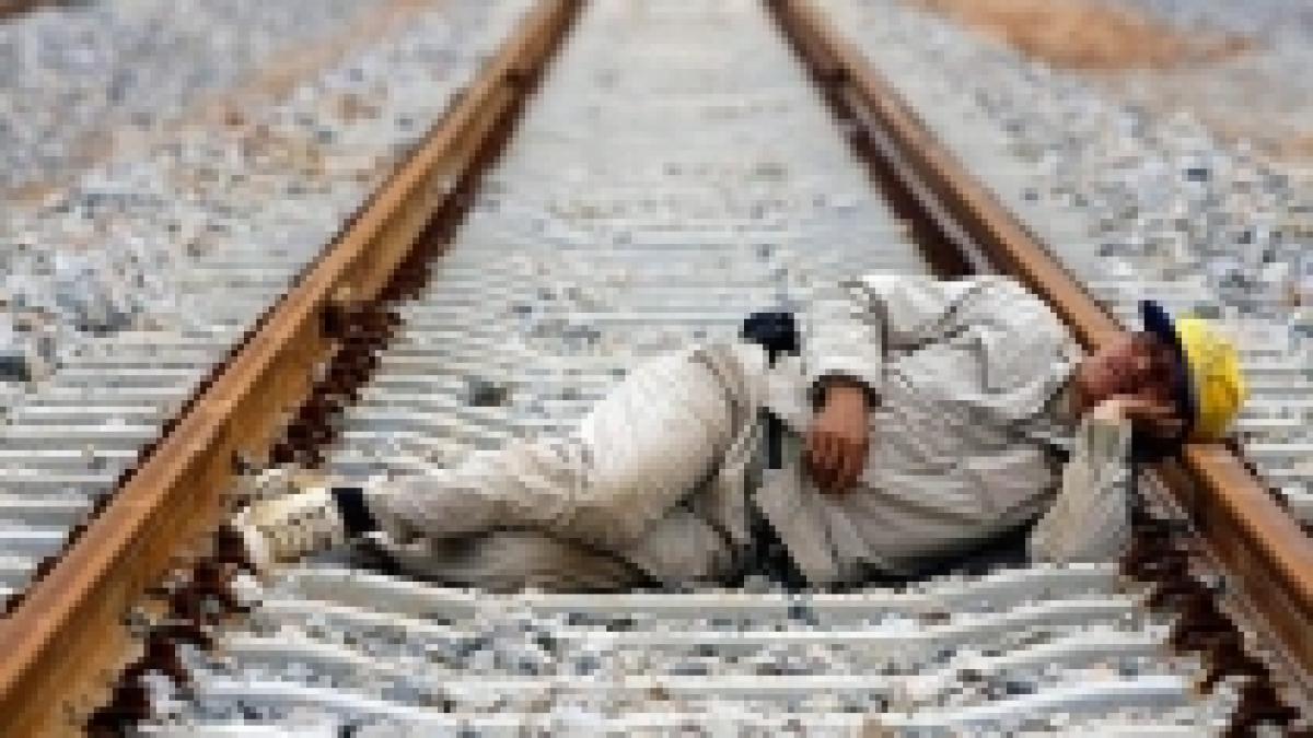 Un tânăr din Alba a fost lovit de tren, după ce a adormit pe şine