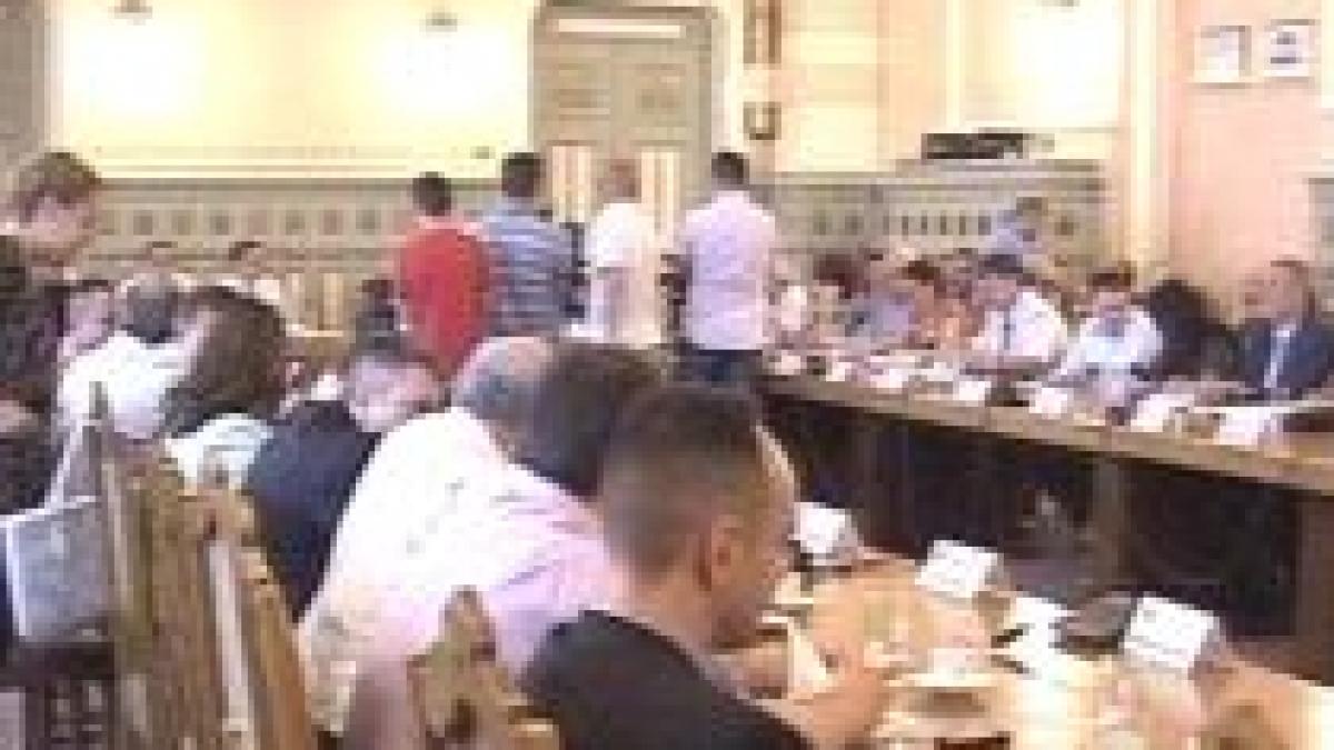 Consilierii doljeni au votat pentru mărirea cu 25% a salariilor funcţionarilor publici (VIDEO)