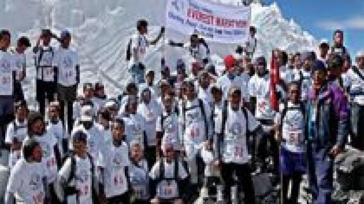 Peste 100 de atleţi au participat la maratonul de pe Everest, care figurează în Cartea Recordurilor