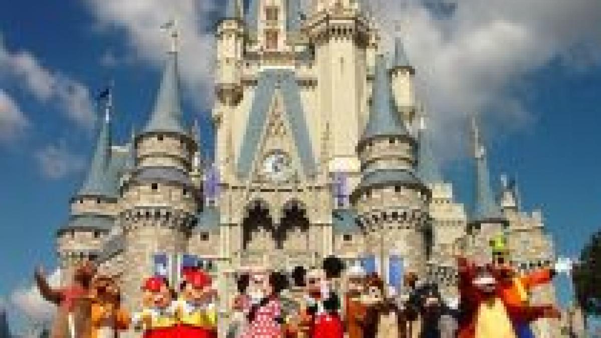 Compania care operează parcul Disneyland Paris nu mai face faţă datoriilor