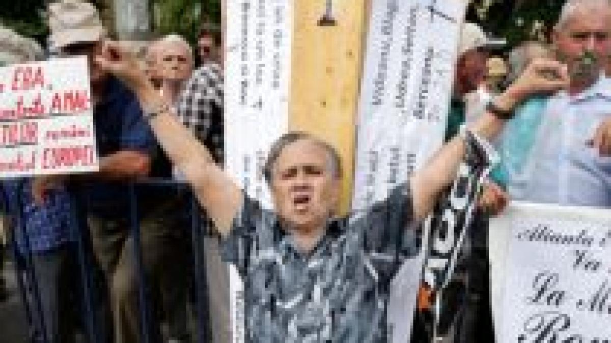 Bugetarii şi pensionarii au ieşit în stradă. Vezi cum a decurs prima zi de grevă (VIDEO)