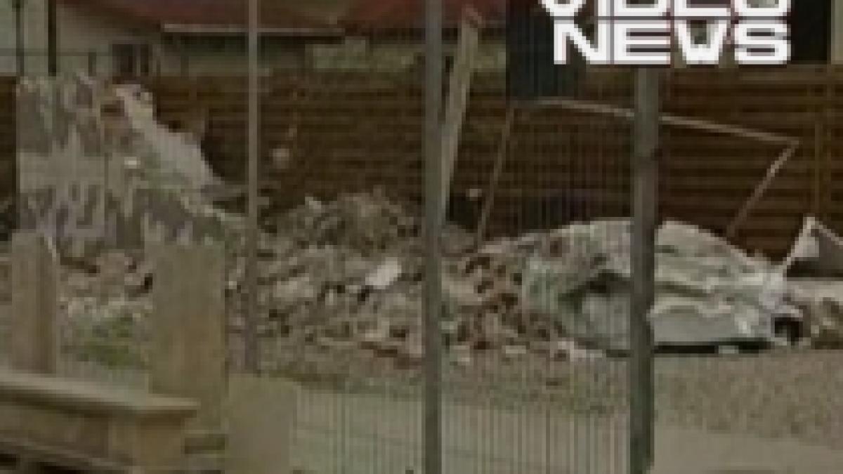 Dorel se întoarce: Muncitor bucureştean, prins sub construcţia pe care încerca să o dărâme (VIDEO)