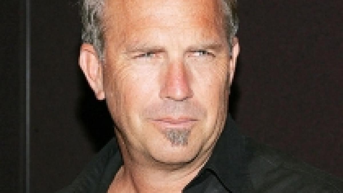 Kevin Costner, tată pentru a şaptea oară. Soţia sa a născut o fetiţă