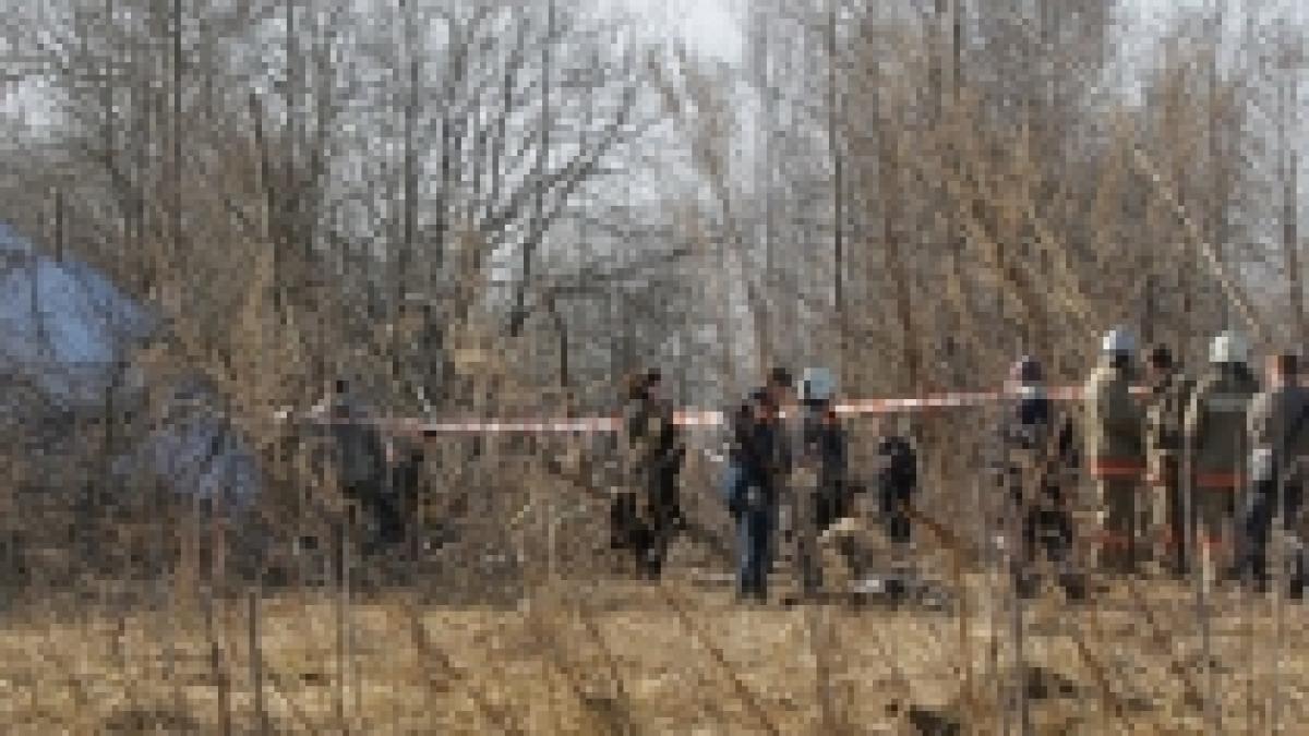 Accidentul de la Smolensk: Patru militari ruşi, reţinuţi pentru că au furat cardul unei victime