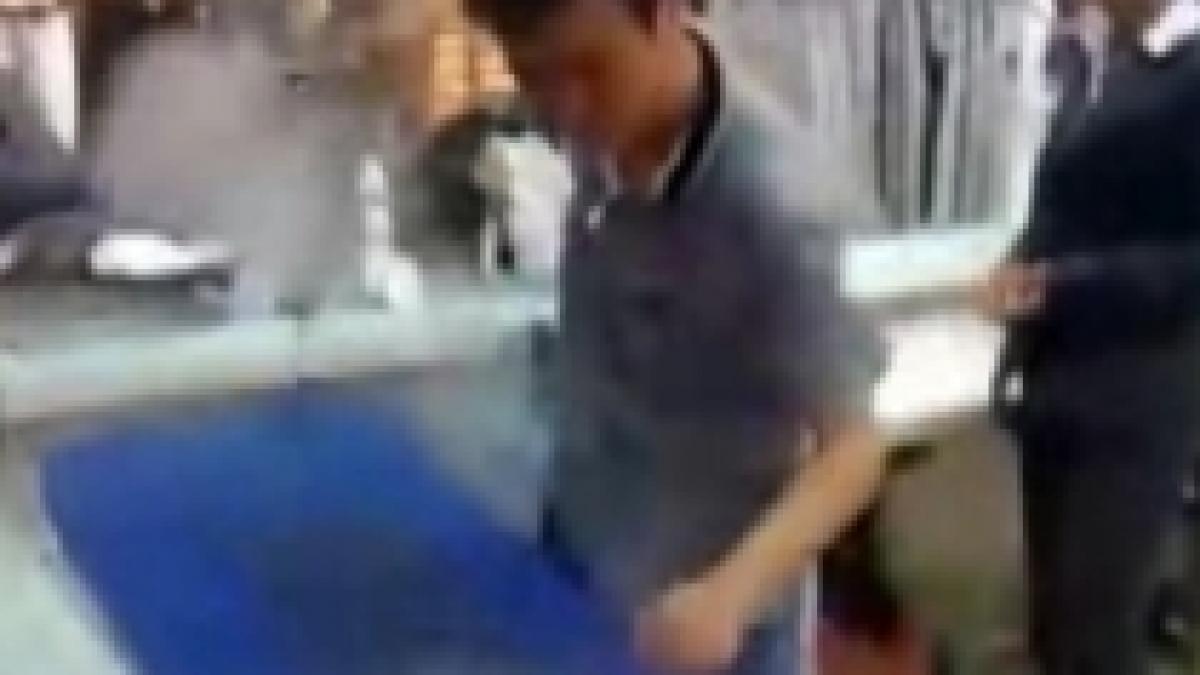 Un chinez face o demonstraţie cu fierul de călcat - VIDEO