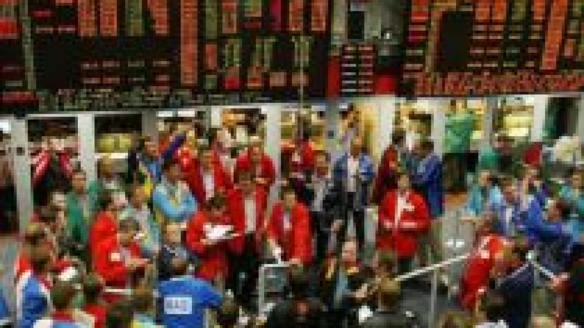 Dow şi S&P urcă pe fondul materiei prime şi băncilor, dar sectorul tehnologic scade 
