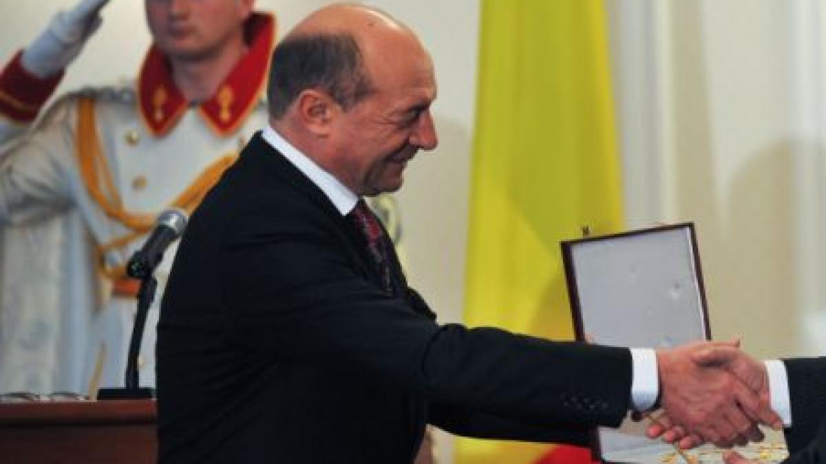 Băsescu şi-a decorat medicul de familie şi alţi aproape 200 de salariaţi ai Preşedinţiei