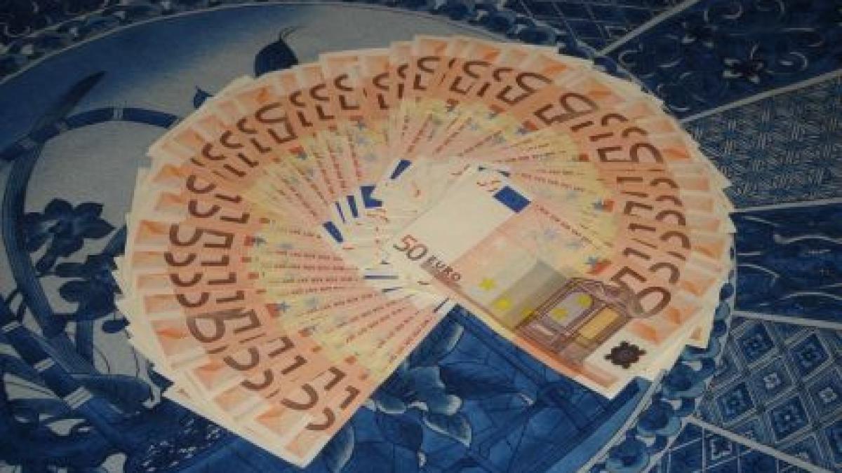 Cursul euro scade la 4,2208 lei. Dolarul coboară sub 3,5 lei