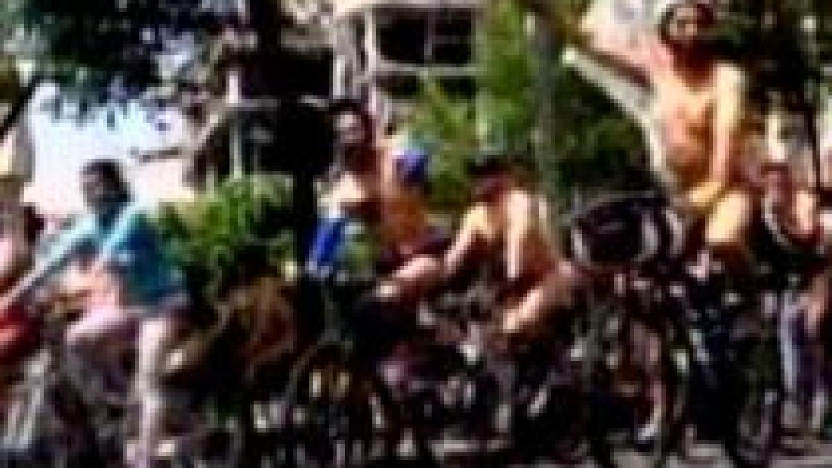 Paradă de biciclişti goi pentru conştientizarea în trafic (VIDEO)