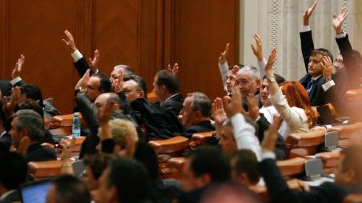 Moţiunea de cenzură împotriva Guvernului Boc se votează în Parlament. Mii de oameni, aşteptaţi să protesteze 