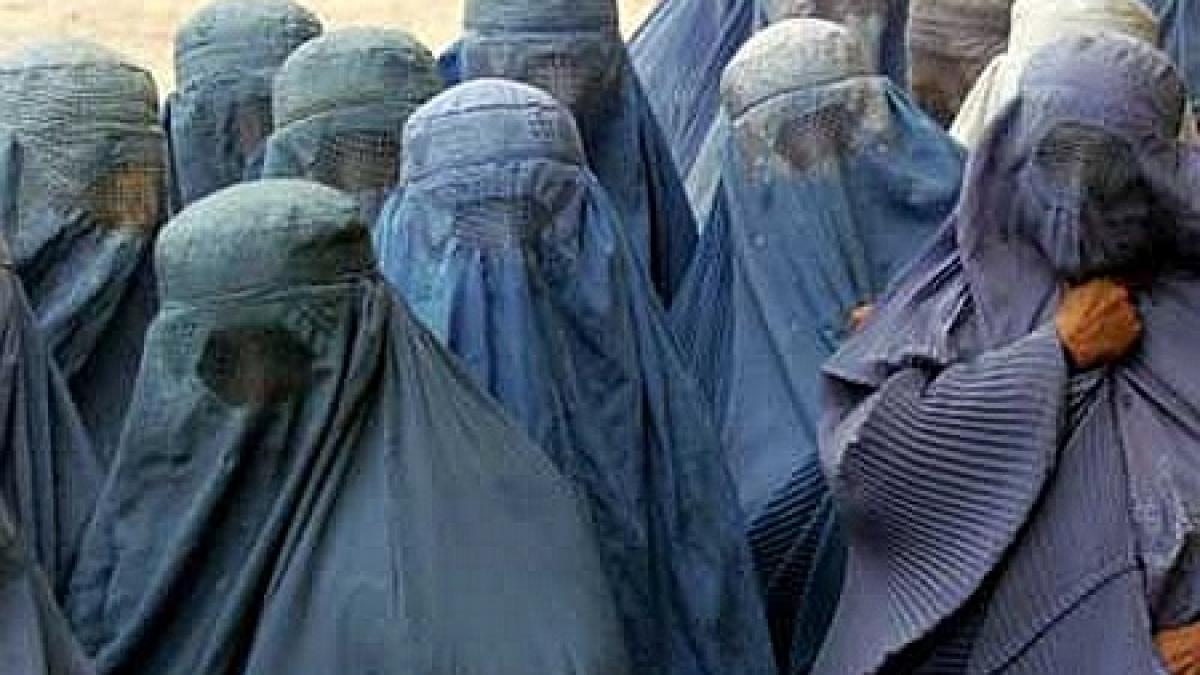 Barcelona interzice  burqa în clădirile publice