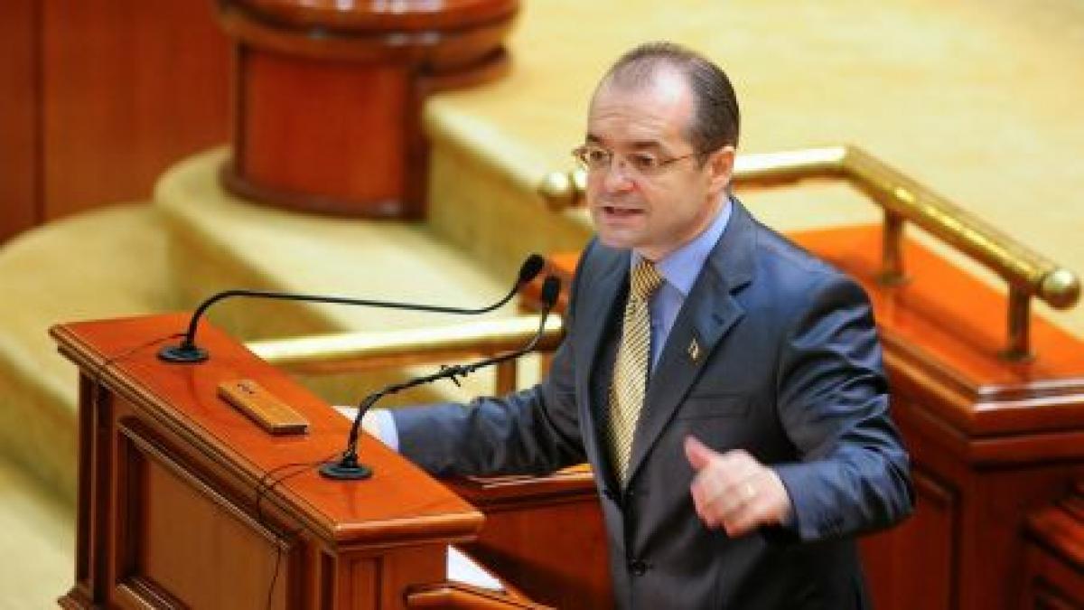 Boc, huiduit şi în Parlament şi în stradă. Vezi cum a decurs dezbaterea moţiunii (VIDEO)