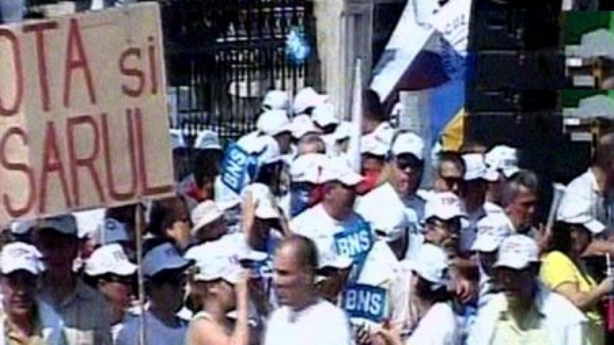 Lanţ uman în jurul Parlamentului. Protestatarii au încercat să forţeze intrarea (VIDEO)