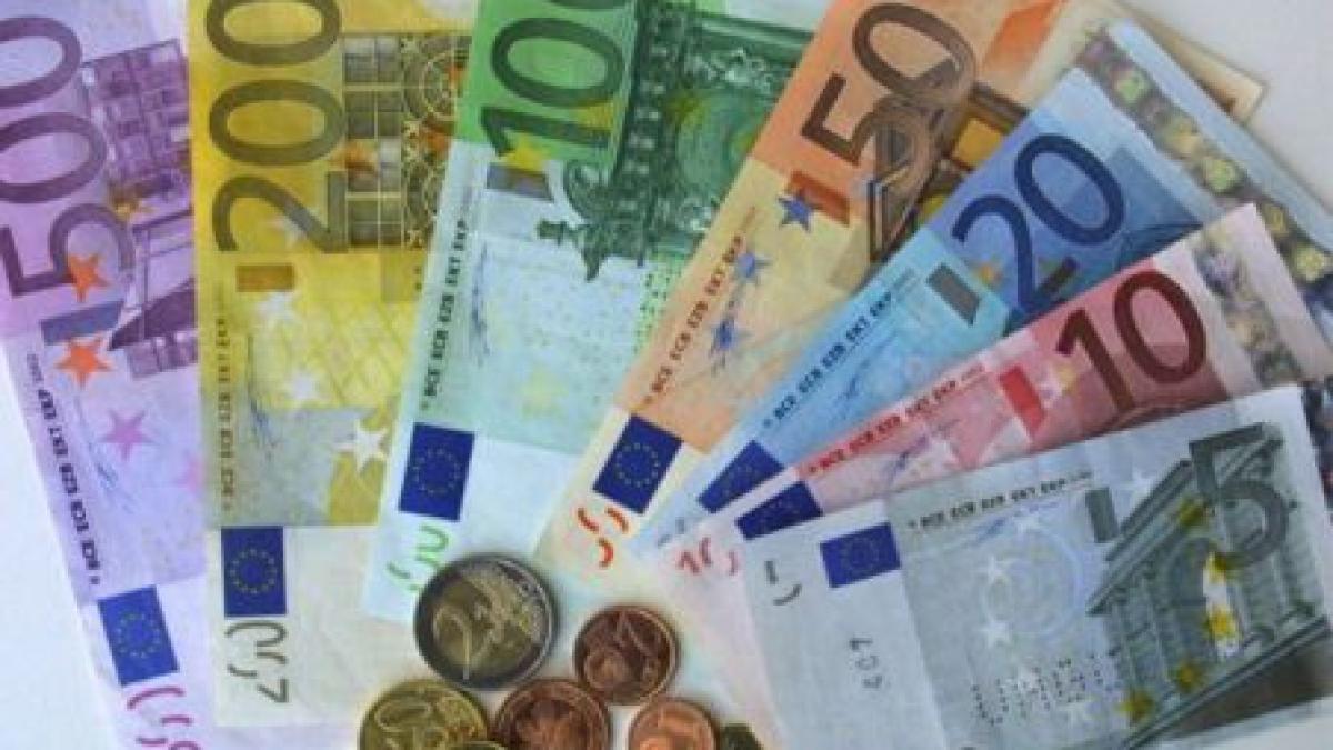 Leul continuă să se deprecieze în raport cu euro. Vezi cursul afişat de BNR