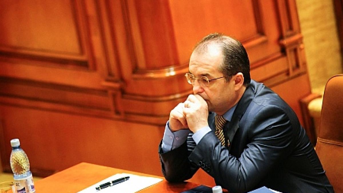 Boc a cerut miniştrilor să taie "stimulentele nesimţite", avertizându-i că "vor fi scoşi din echipă"