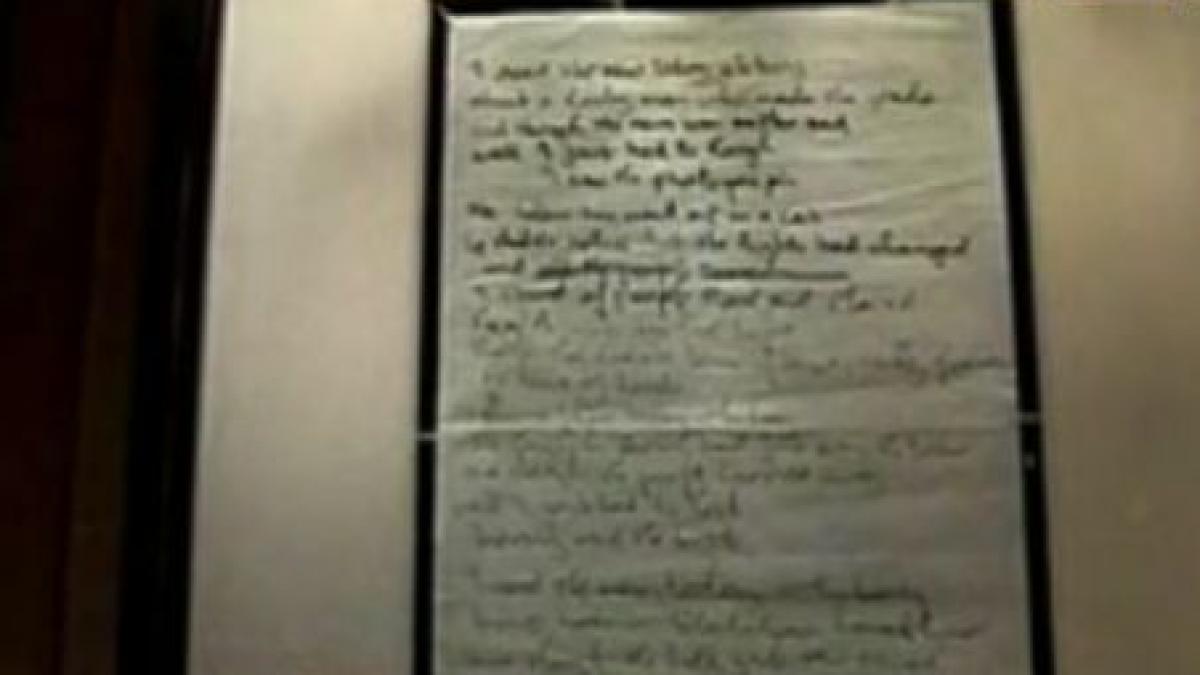 O foaie cu versurile unei melodii scrise de John Lennon, vândută pentru 1,2 milioane de dolari (VIDEO)