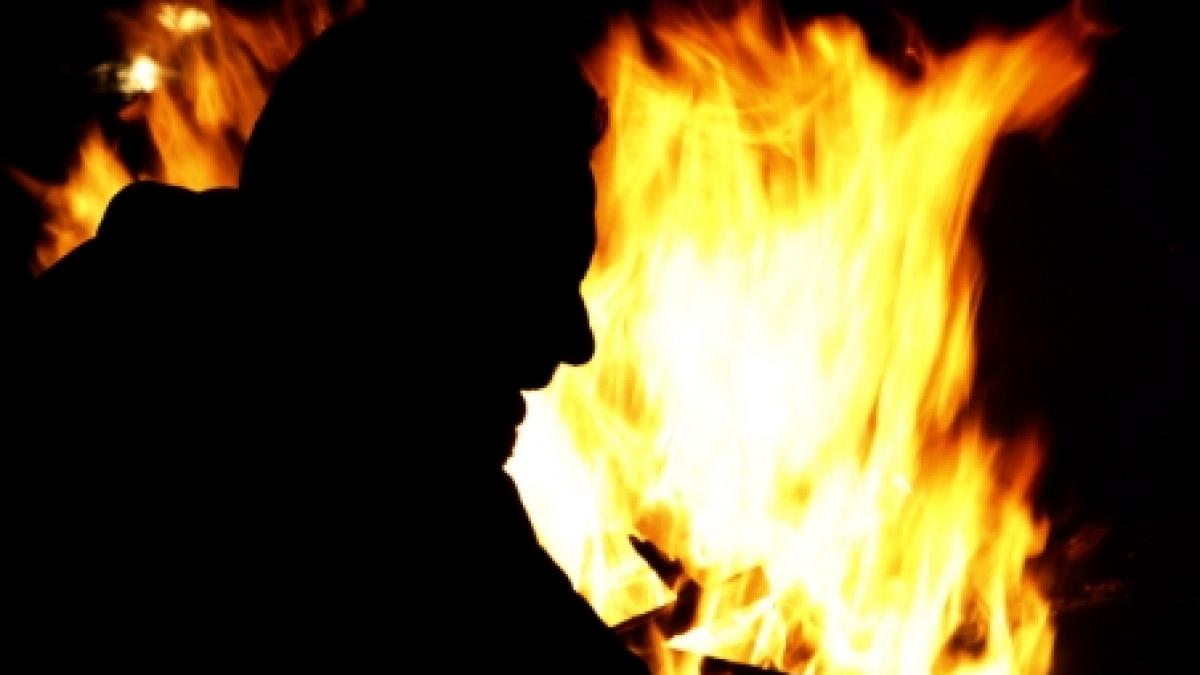 O tânără însărcinată a murit, după ce a fost incendiată de iubitul ei