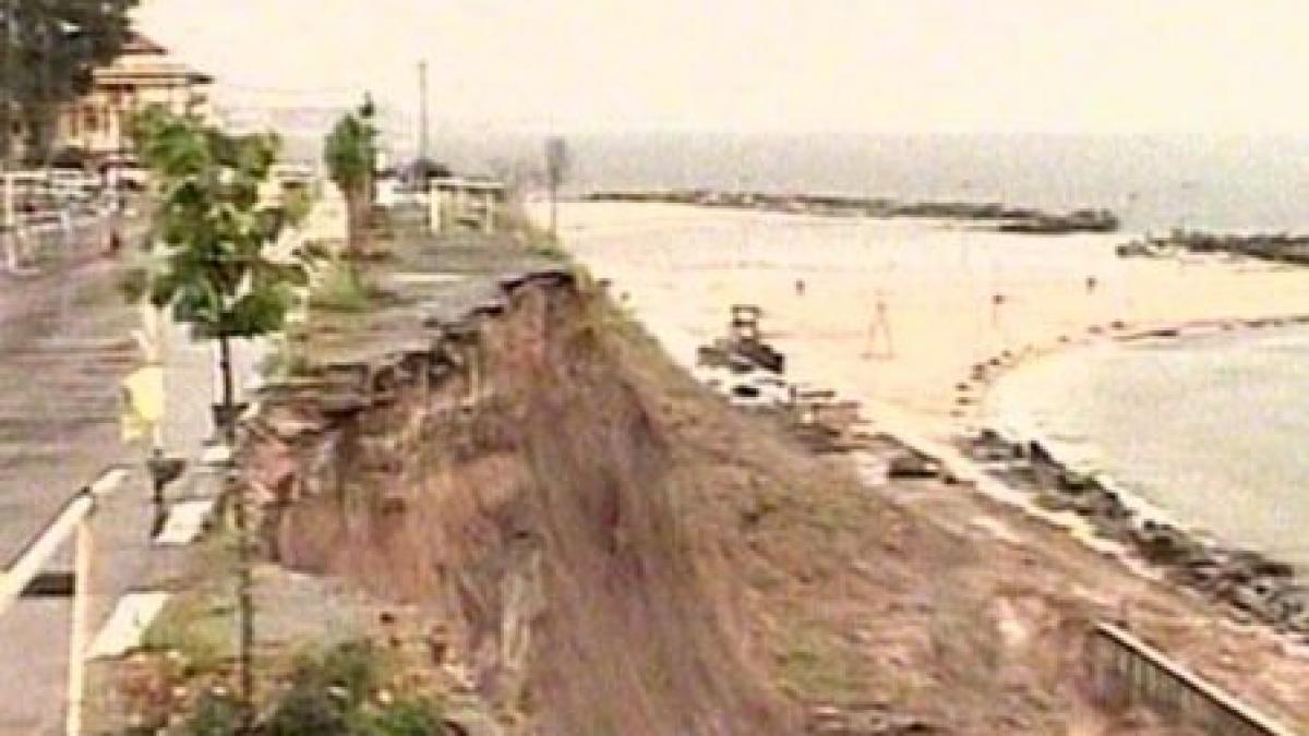 Faleza din Eforie Sud s-ar putea prăbuşi din cauza ploilor (VIDEO)