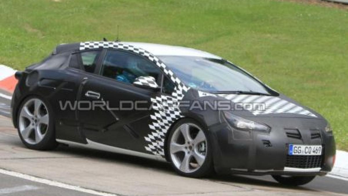 Opel Astra GTC 2011, surprins la teste pe circuitul Nordschleife de la Nürburgring (FOTO)