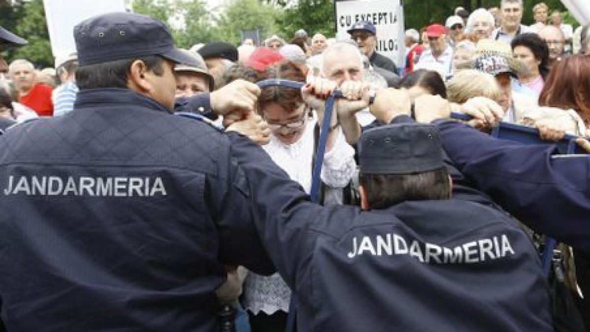 Protestatarii din faţa Palatului Cotroceni au dărâmat gardurile de protecţie (VIDEO)