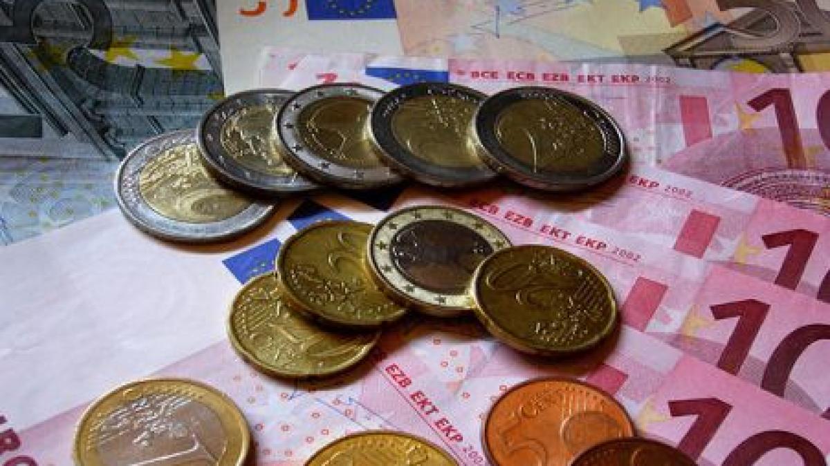 Euro, la maximul istoric oficial de 4,3257 lei. Moneda europeană trece de 4,35 lei interbancar