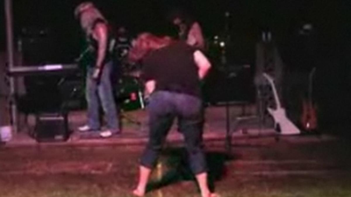 Dans cu greutate: O rockeriţă face cunoştinţă cu podeaua - VIDEO