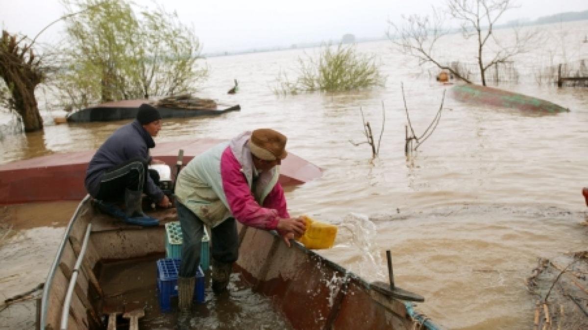 România sub ape: Debitul Siretului se va dubla. Mai multe localităţi din Suceava, evacuate (VIDEO)
