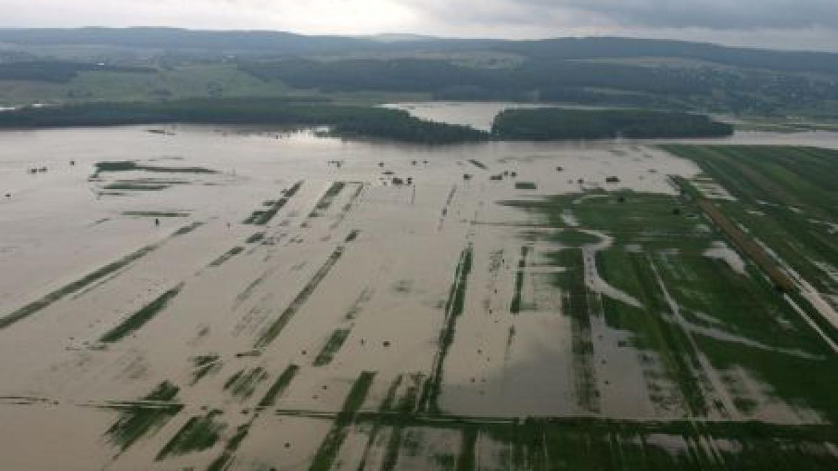 Bilanţ tragic: 22 de morţi, 7.000 de evacuaţi şi peste 200 de case distruse de inundaţii