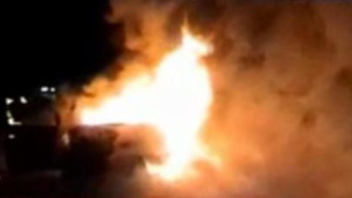 Mehedinţi. O maşină a luat foc în mers. Doi bărbaţi au fost la un pas de moarte (VIDEO)