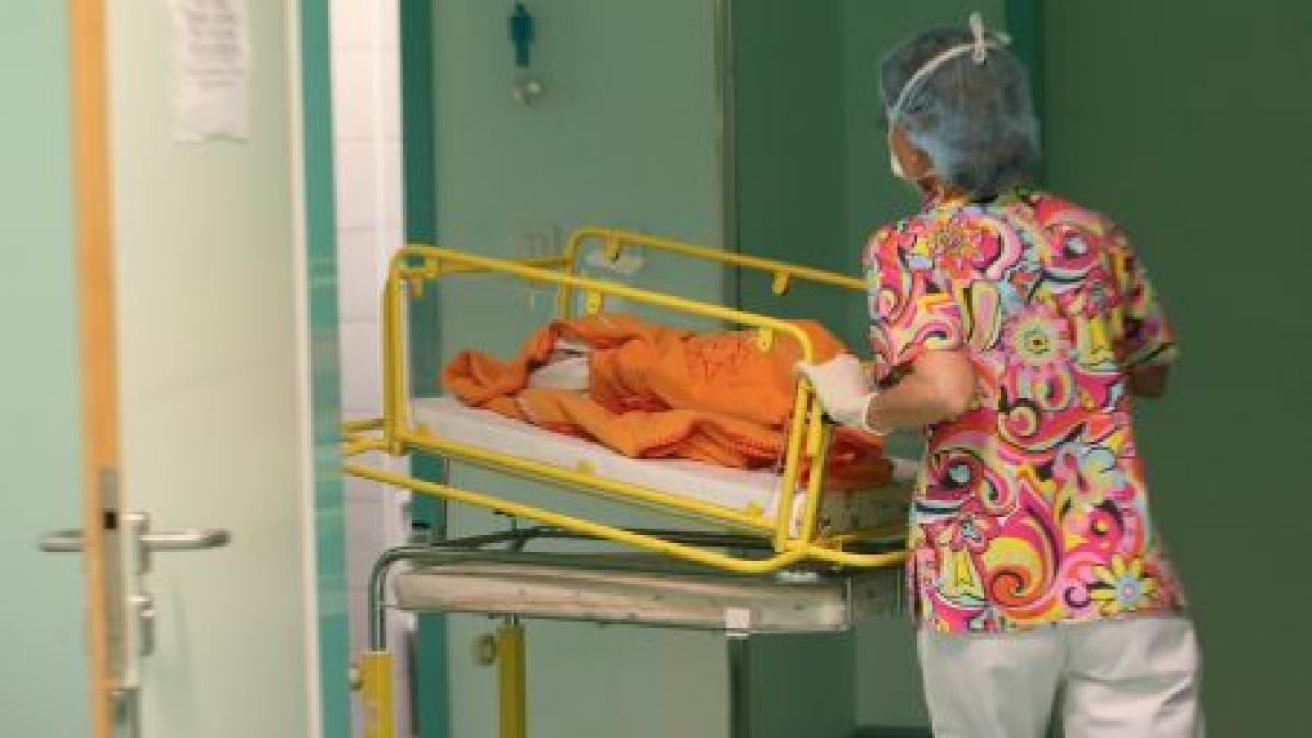 Nou născut opărit la spital de la o sticlă cu apă clocotită căreia asistenta nu i-a pus dopul