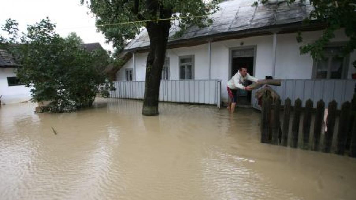 O nouă viitură a lovit în judeţul Neamţ. DN 15 blocat din cauza apelor