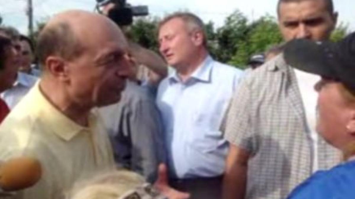 Băsescu, către o profesoară din Dorohoi: ?Hai să renunţăm la ţăţisme, vreţi?? (VIDEO)