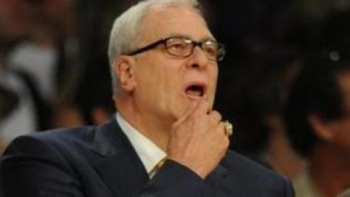 Phil Jackson va mai antrena Los Angeles Lakers pentru un ultim sezon