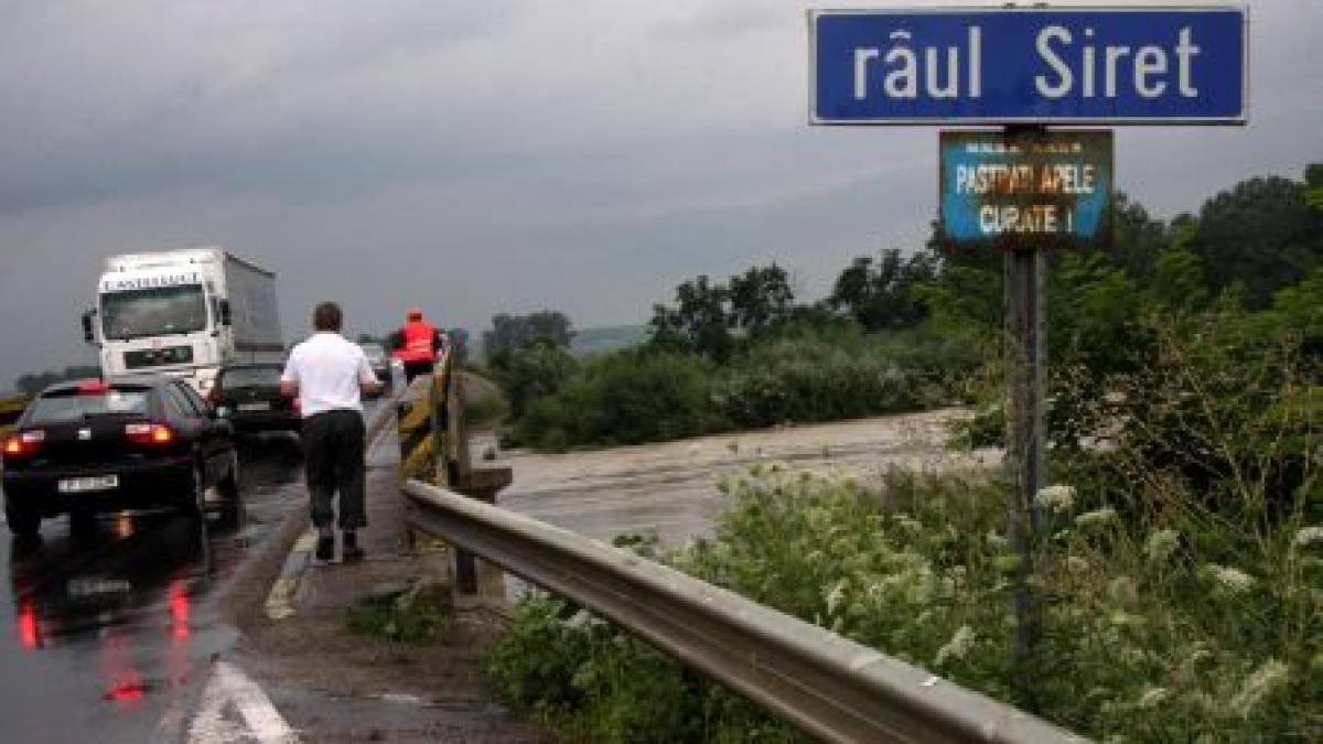 Siretul a rupt digul de la Săuceşti. Peste 2000 de oameni evacuaţi de urgenţă (VIDEO)