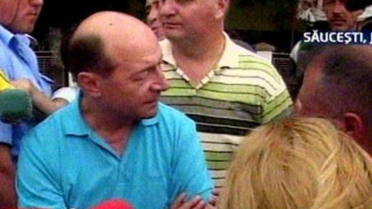 Traian Băsescu a ajuns la Săuceşti. Localnicii îi cer dig, nu ajutoare. Preşedintele: Şi eu zic la fel (VIDEO)