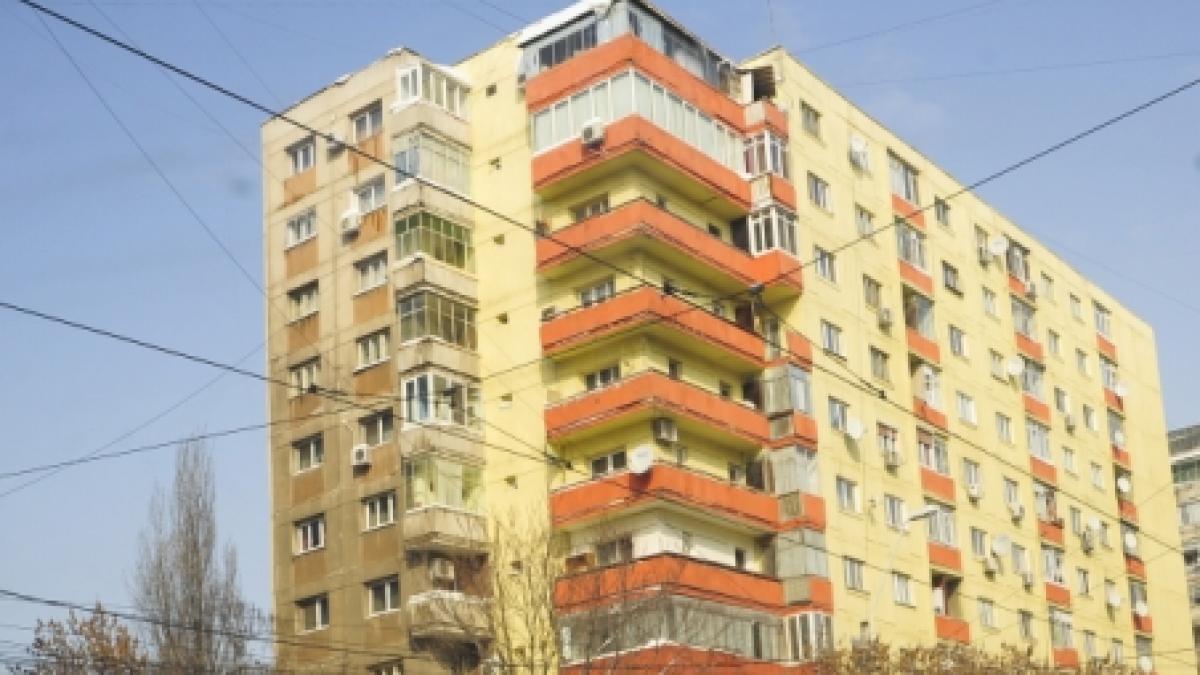 Un băieţel de patru ani a supravieţuit, după ce a căzut de la etajul şase al unui bloc