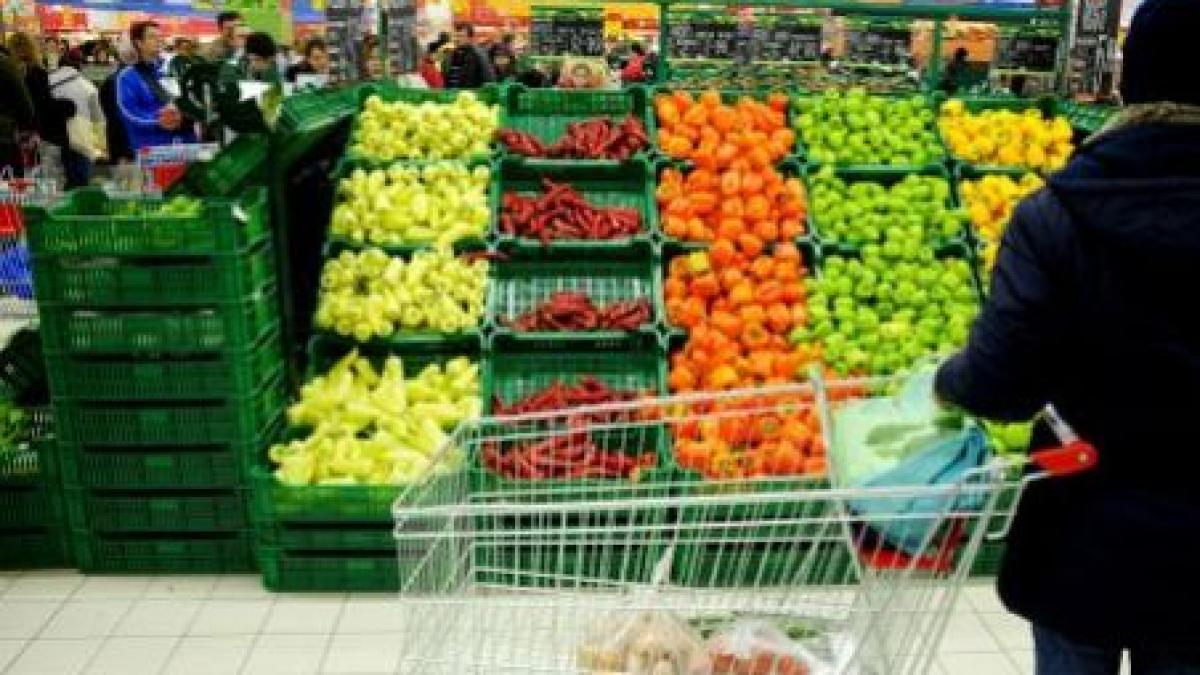 Alimentele s-ar putea scumpi cu încă 8% 