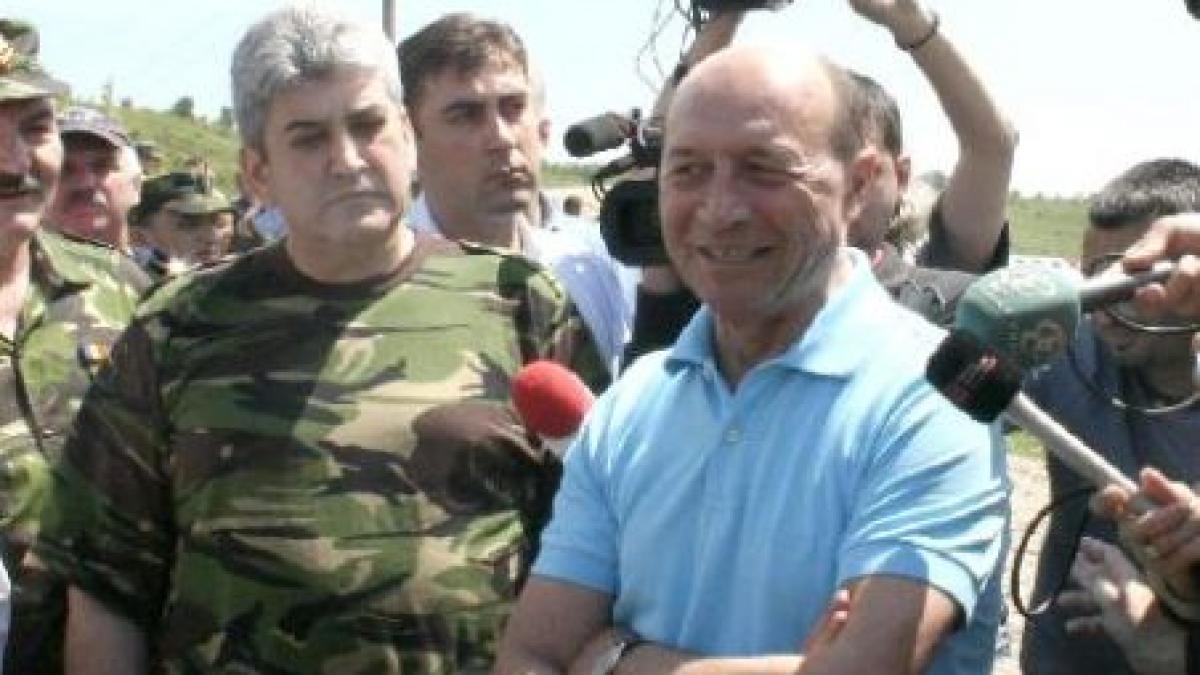 Băsescu, pentru a treia oară la Dorneşti: A testat podul de pontoane şi a luat masa cu militarii (VIDEO)