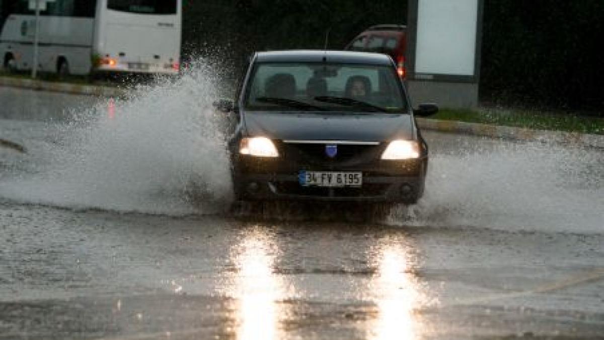 Inundaţii la Constanţa după o ploaie torenţială (VIDEO)