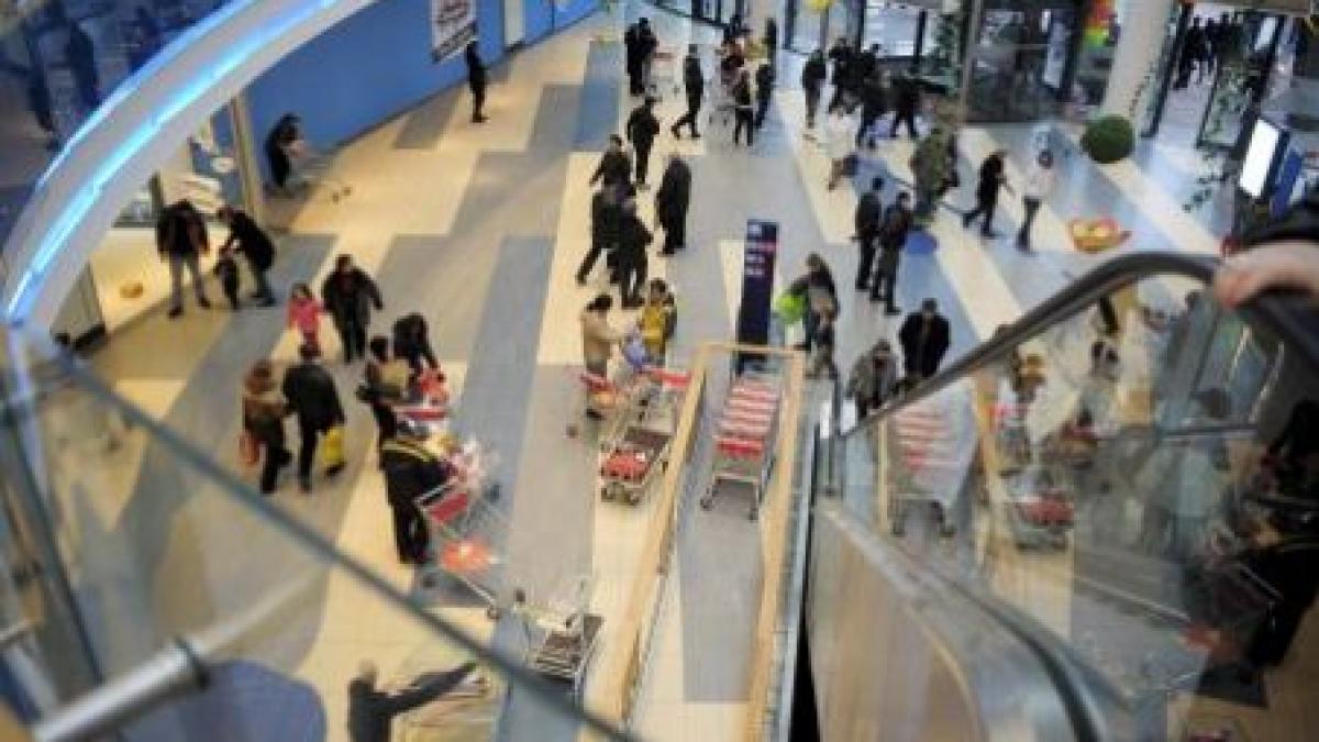 O bucată dintr-un tavan s-a prăbuşit într-un mall din Timişoara 