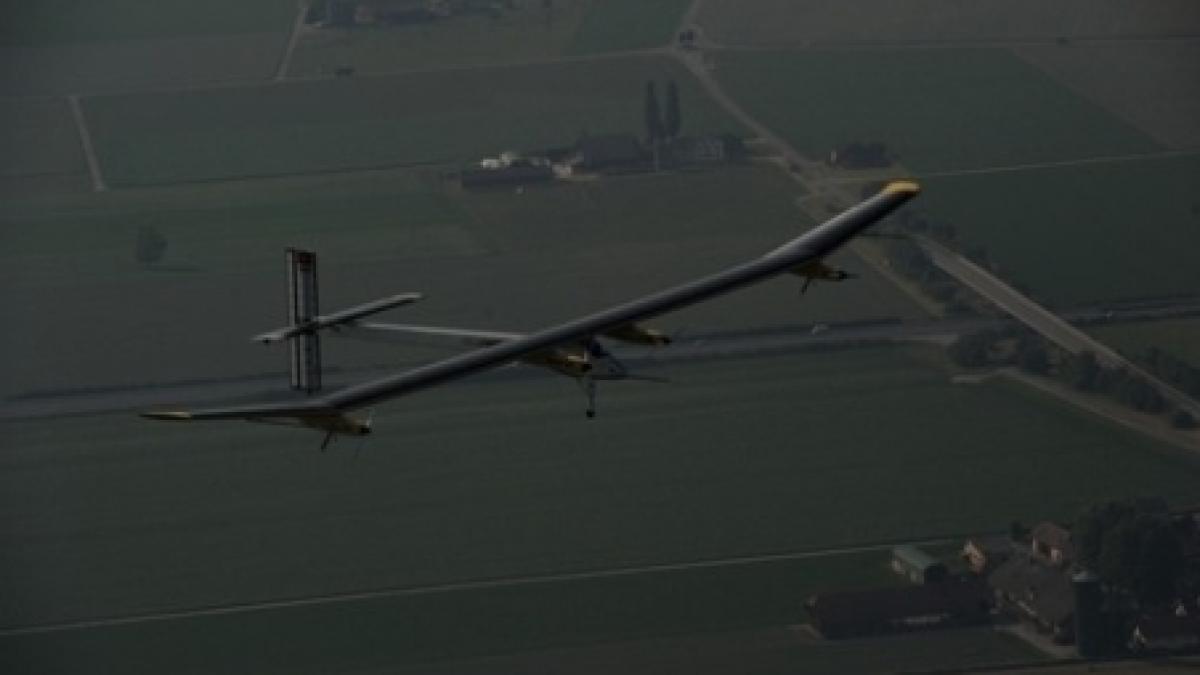 Solar Impulse, primul avion solar, a reuşit să zboare non-stop timp de 26 de ore (VIDEO)