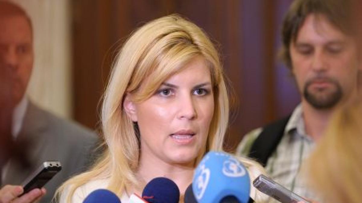 Elena Udrea a împărţit sinistraţilor ciocolată şi pantofi cu toc (VIDEO)