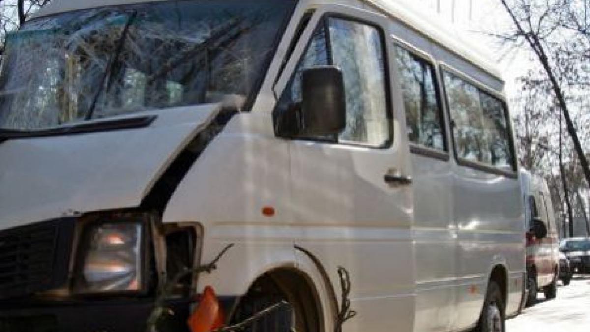 Un mort şi patru răniţi, după ce un microbuz românesc s-a ciocnit cu un camion, în Ungaria