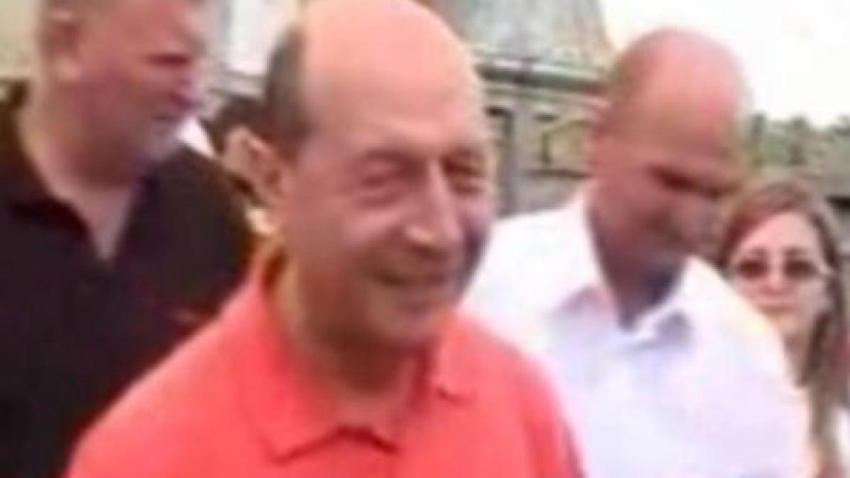 Băsescu, către un sinistrat nemulţumit de ajutorul dat de autorităţi: ?Dacă vă ajută străinii mai mult, atunci să vă adresaţi lor? (VIDEO)