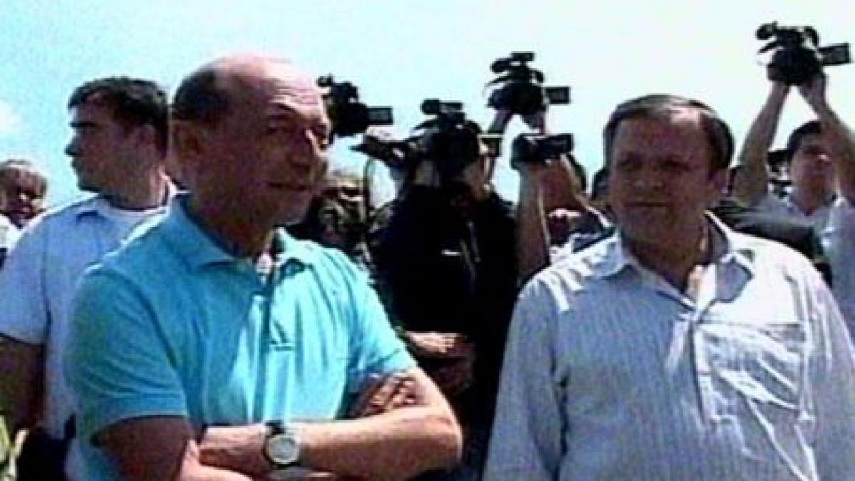 Preşedintele Traian Băsescu îşi continuă vizitele în zonele afectate de inundaţii