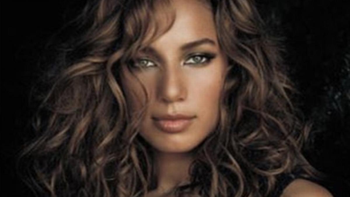 Cântăreaţa Leona Lewis a vizitat rezervaţia de urşi de la Zărneşti (VIDEO)